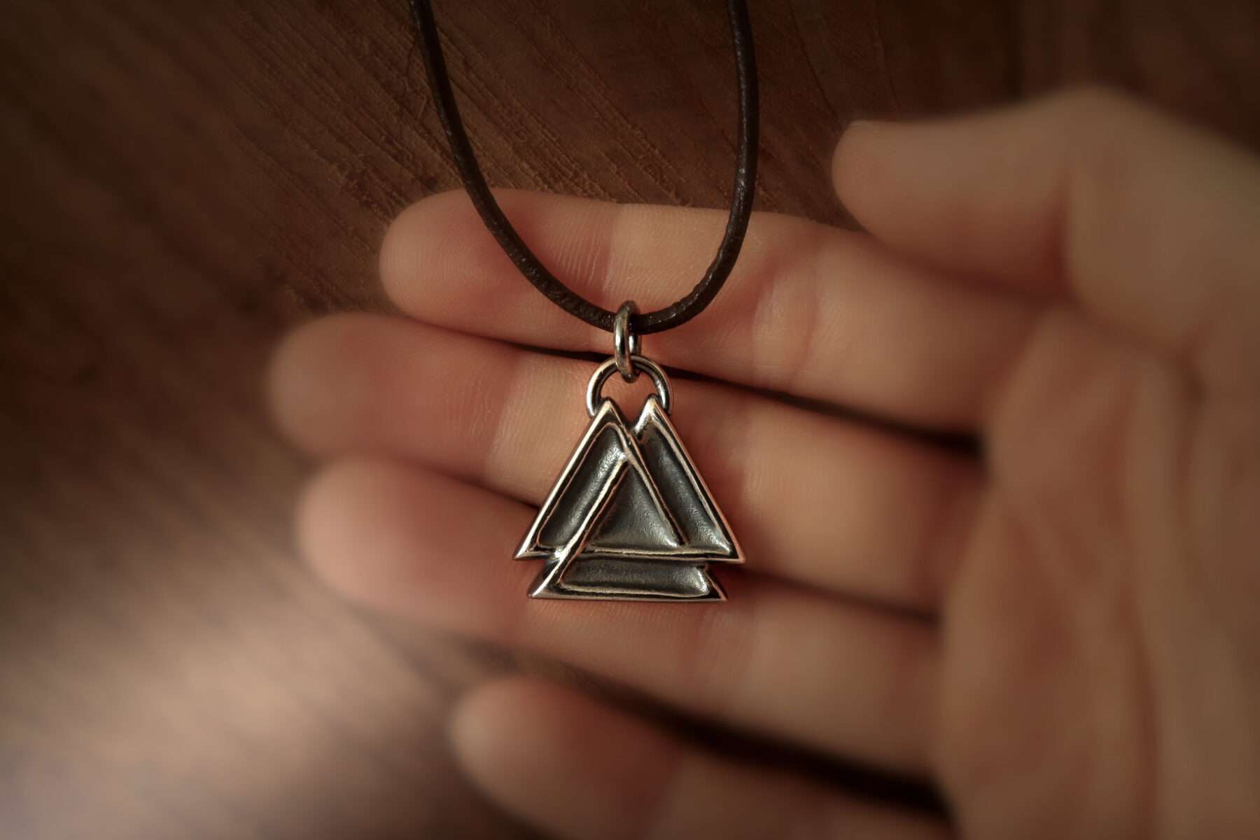 P21010_handheld handmade sterling silver valknute interlocked triangles
